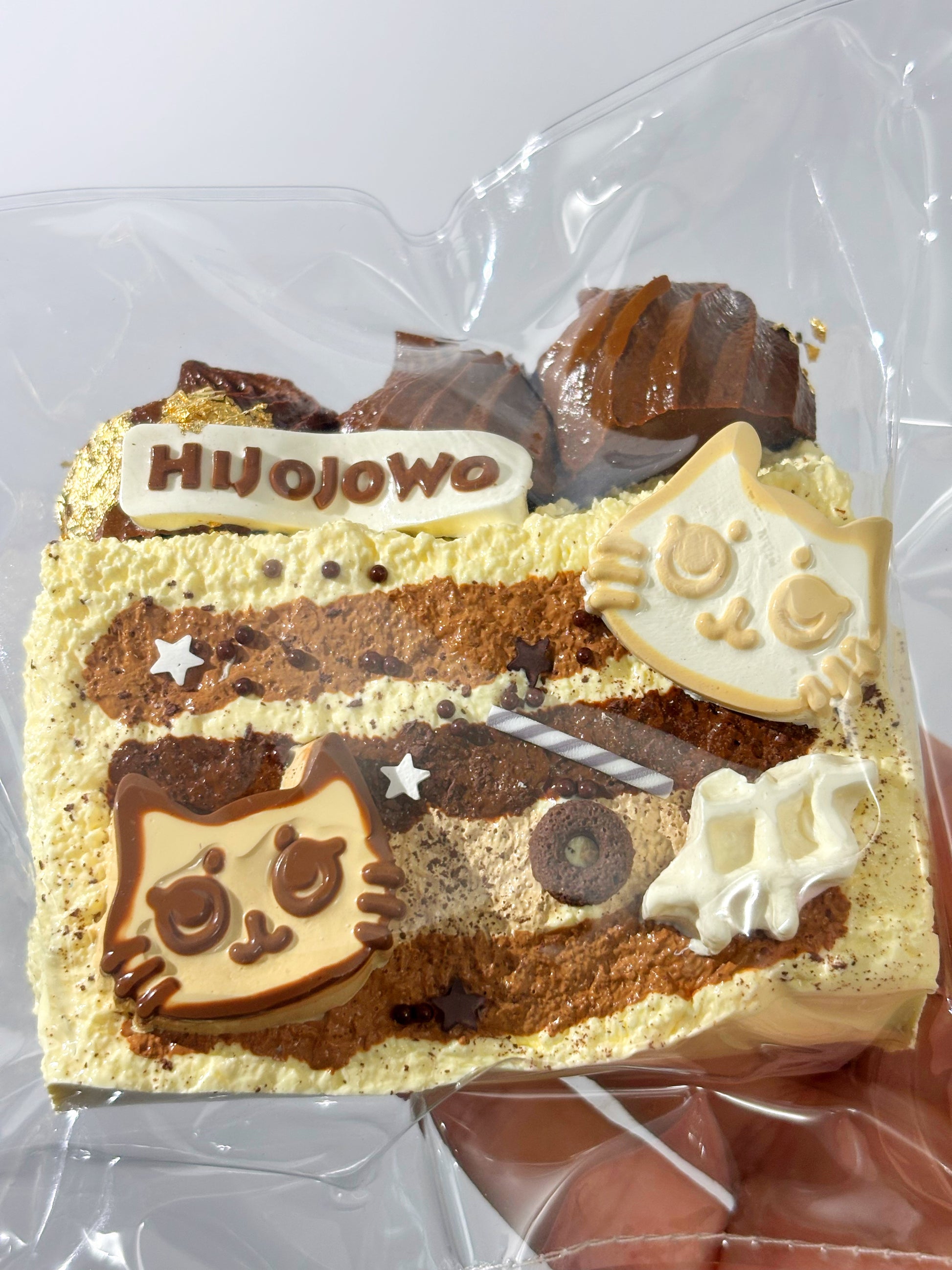 焼き菓子、四角いサンド風。HIJOJOWOロゴ、アイボリーのキャラと茶色生地