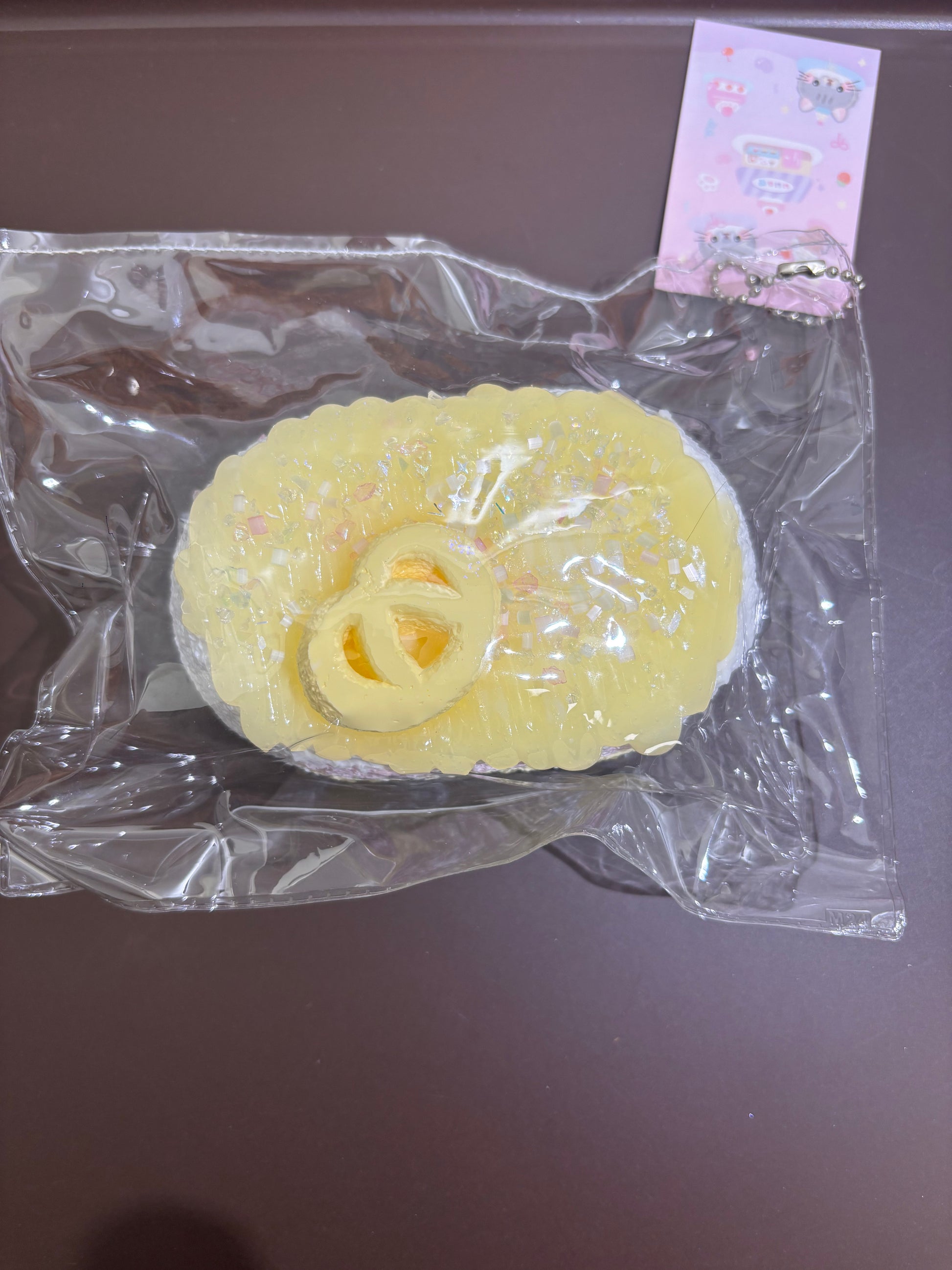 黄色の丸型ハンドメイドパーツ、中央にリボン風モチーフ