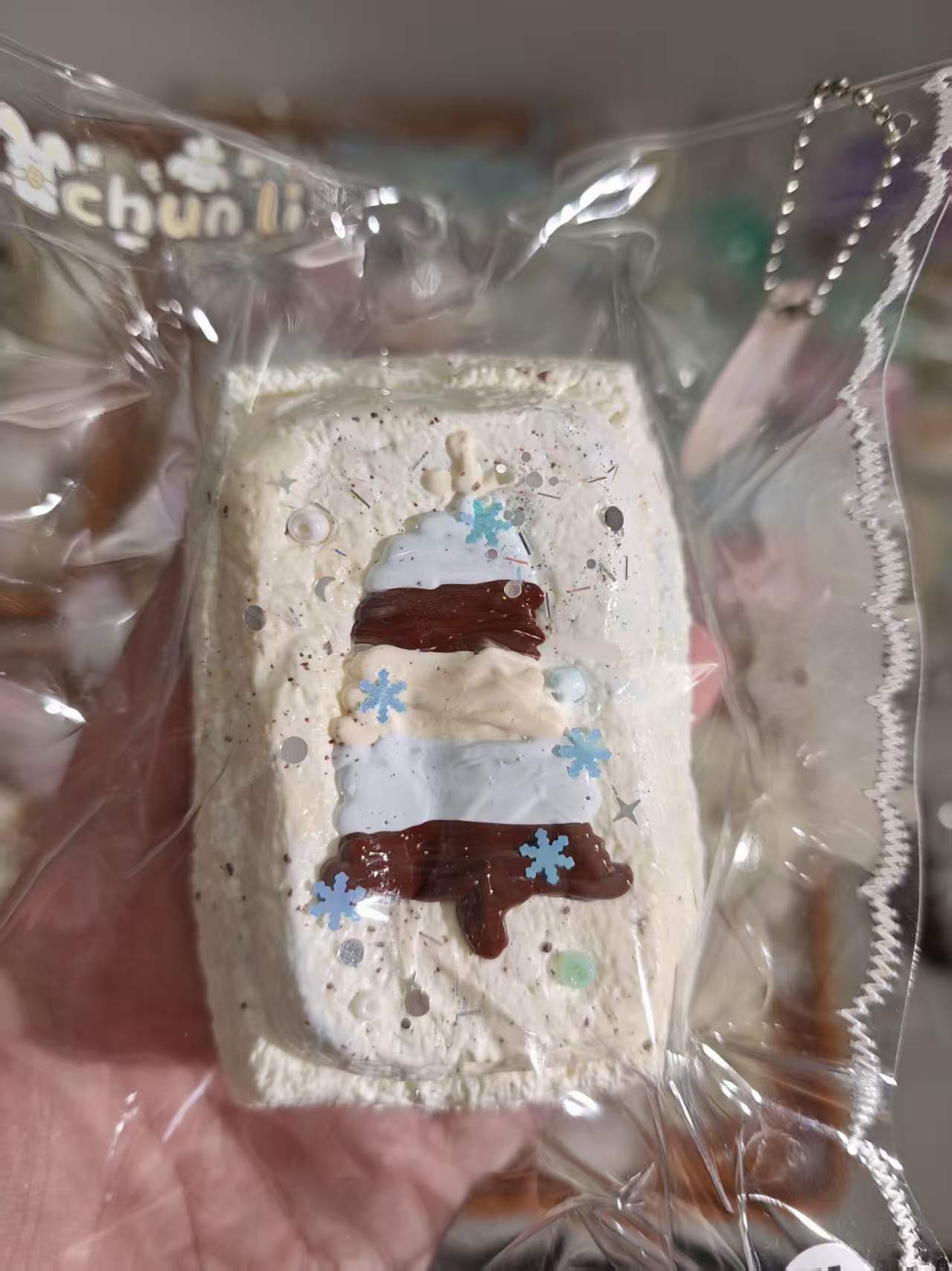 CHUNLI焼き菓子角型、チョコと青い雪デコレーション
