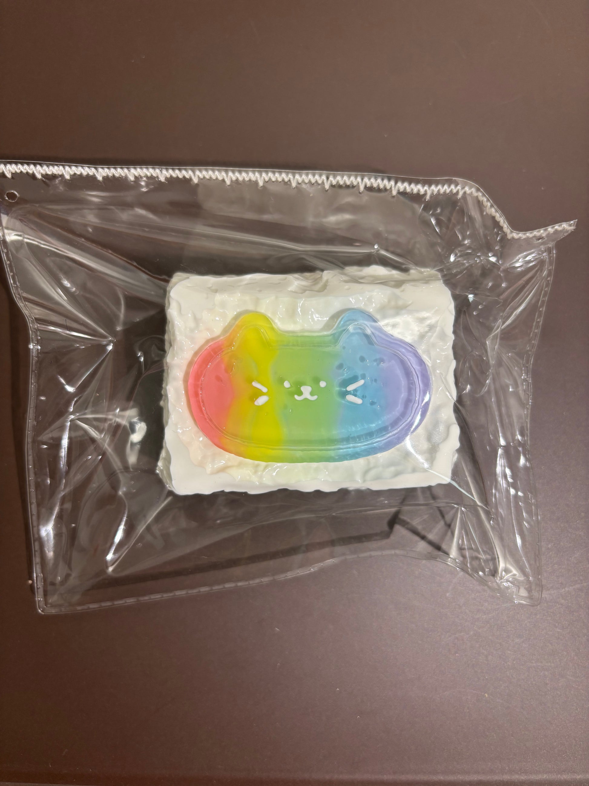刺繍入り四角い布を透明袋に入れた商品（カラフルなキャラ）