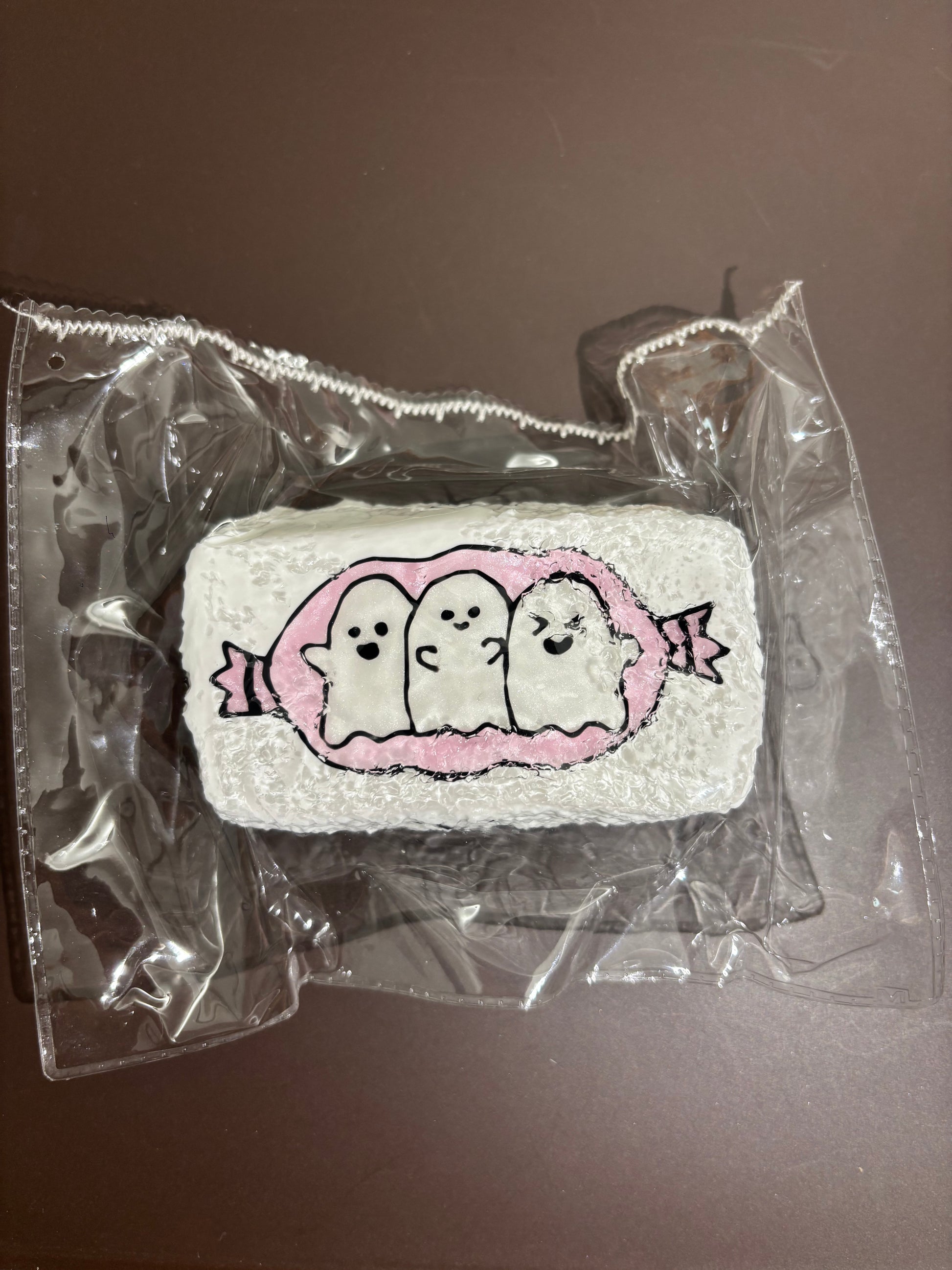 刺繍入り四角い布を透明袋に入れた商品（横並びのキャラ）