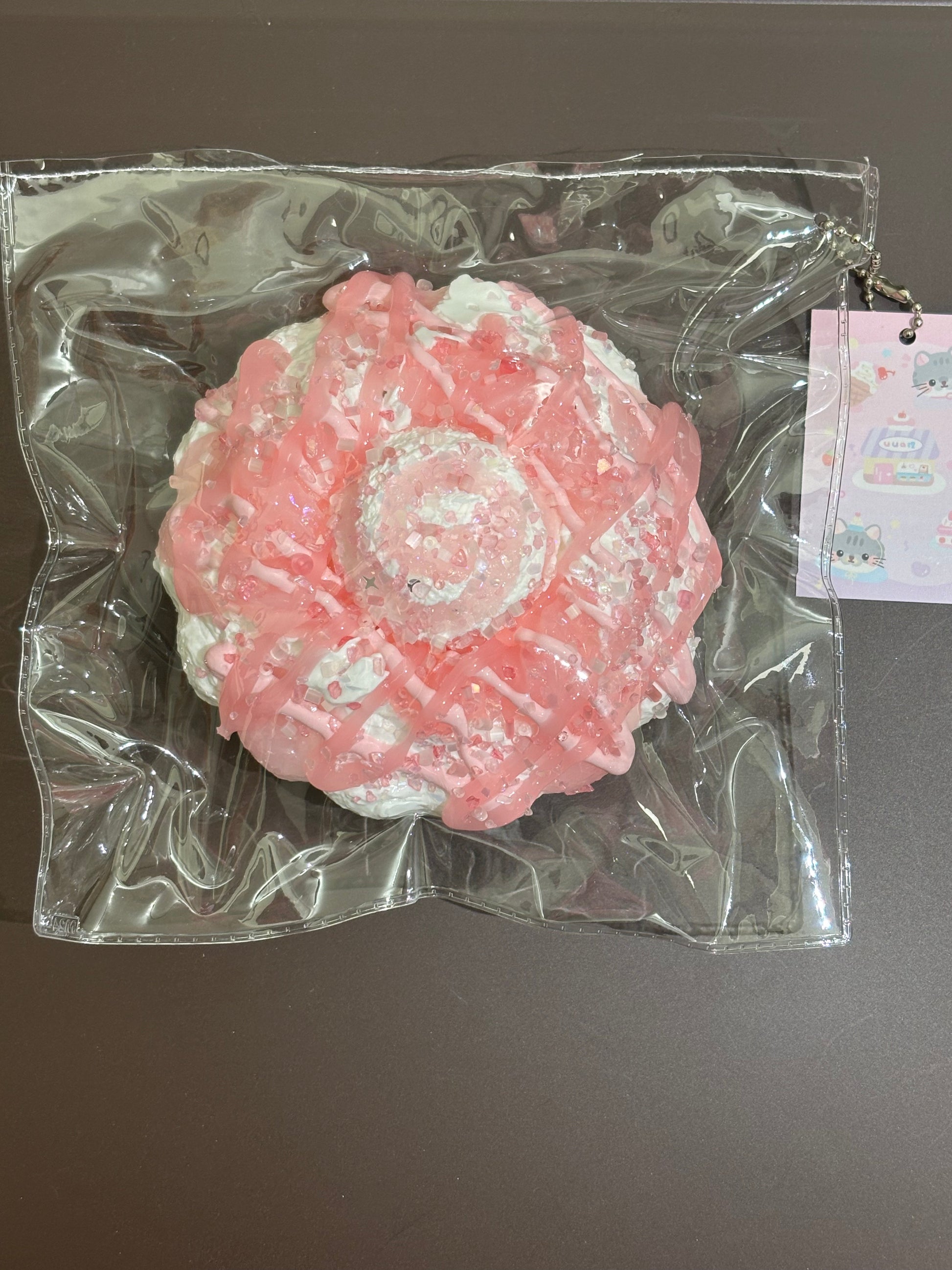ピンクの布製フラワー装飾（リボン風）