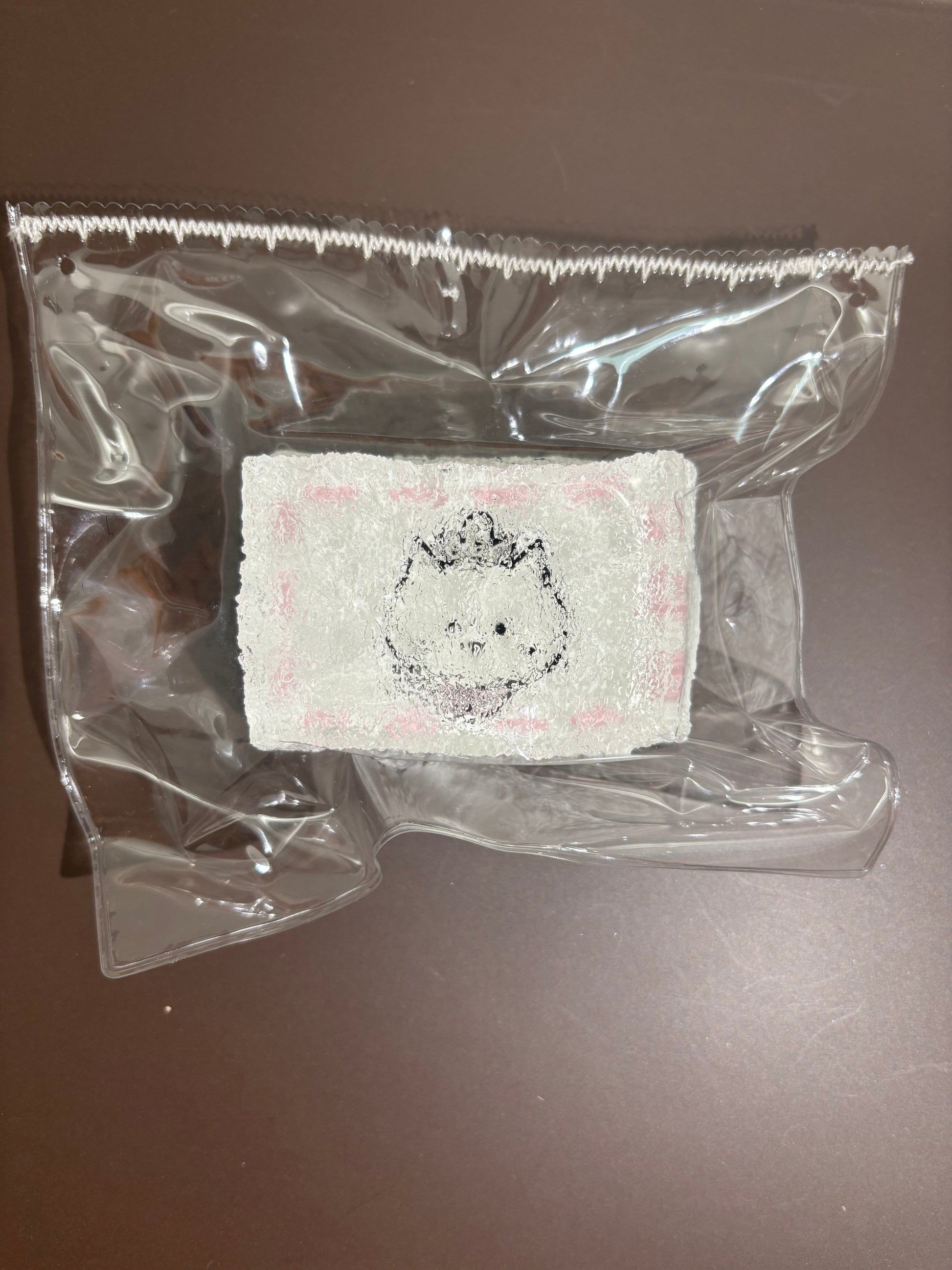 刺繍入り四角い布を透明袋に入れた商品（クマの顔柄）