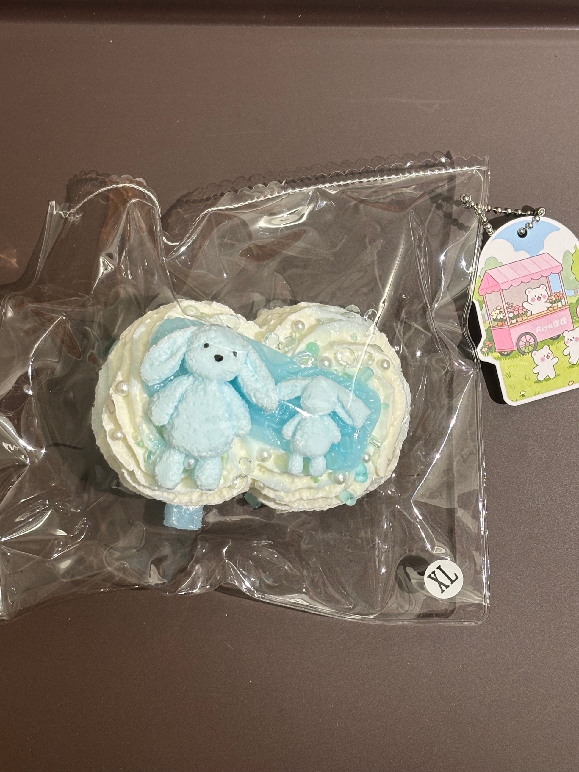 フリルとビジューの装飾小物 水色系、くま風モチーフ付き