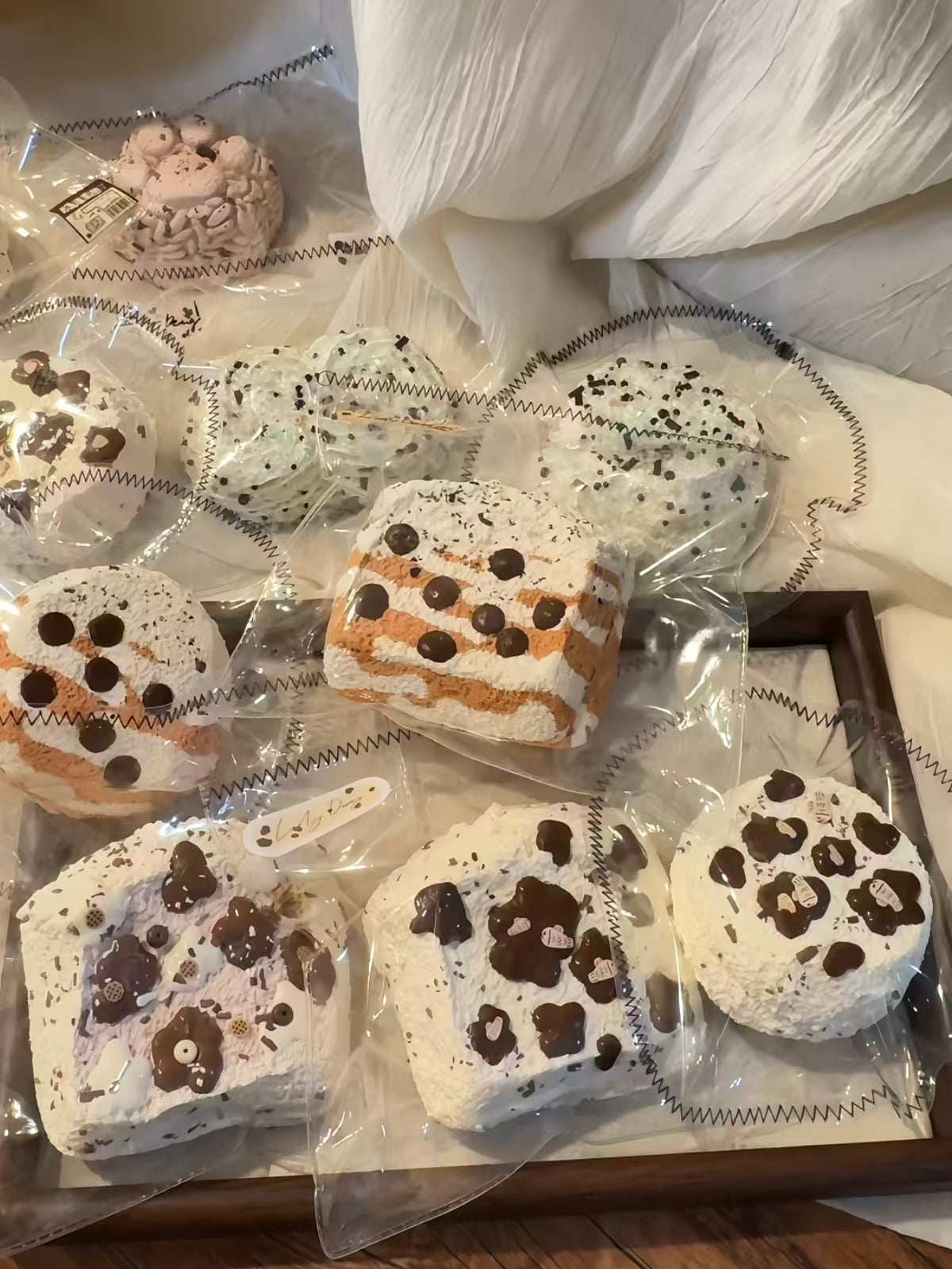 包装されたケーキスライス詰め合わせ、白い生地にチョコの粒と模様