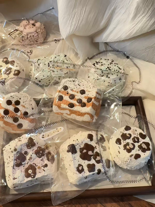 包装されたケーキスライス詰め合わせ、白い生地にチョコの粒と模様