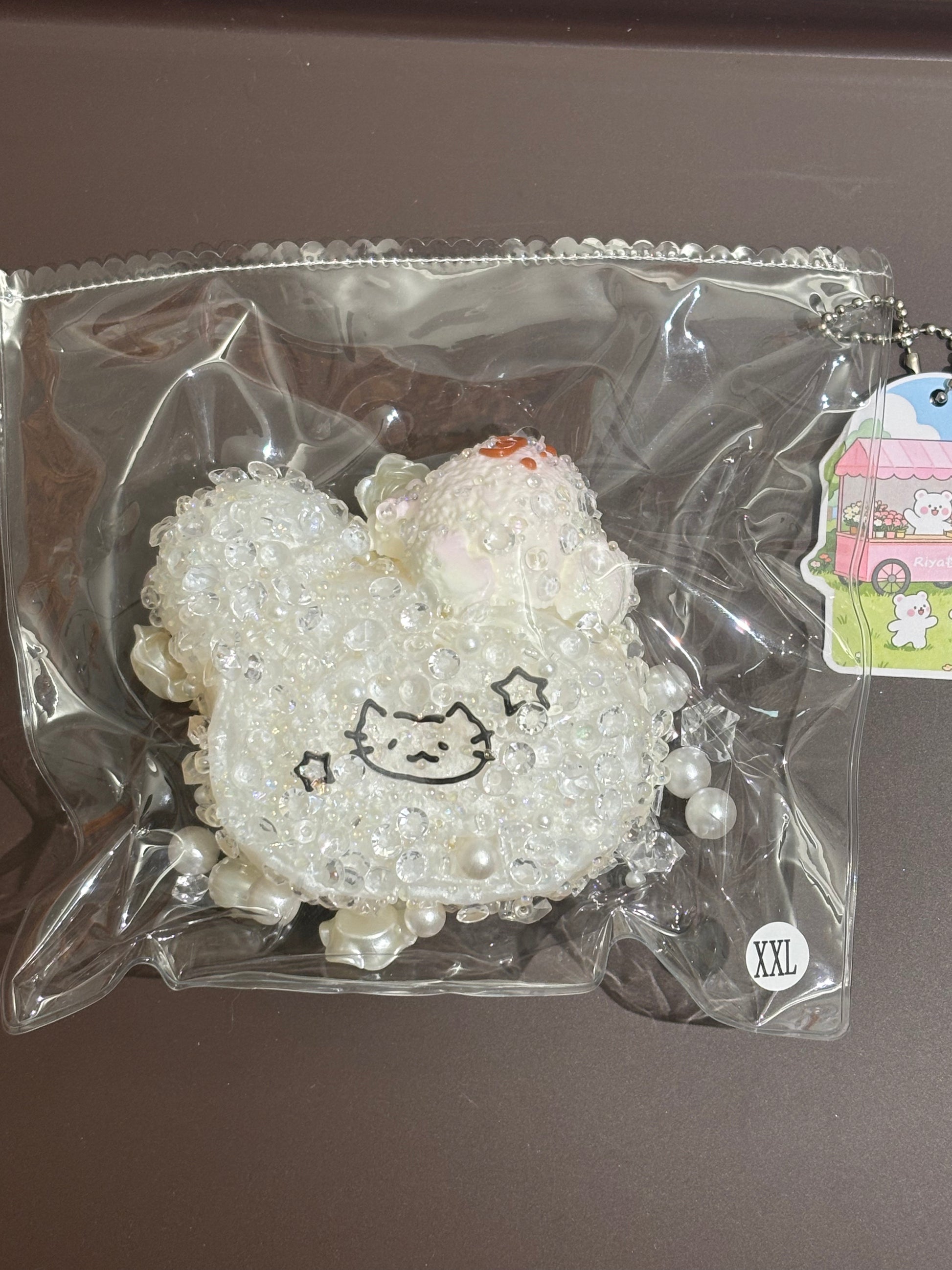 フリルとビジューの装飾小物 クリーム系、くまのフェイスモチーフ付き
