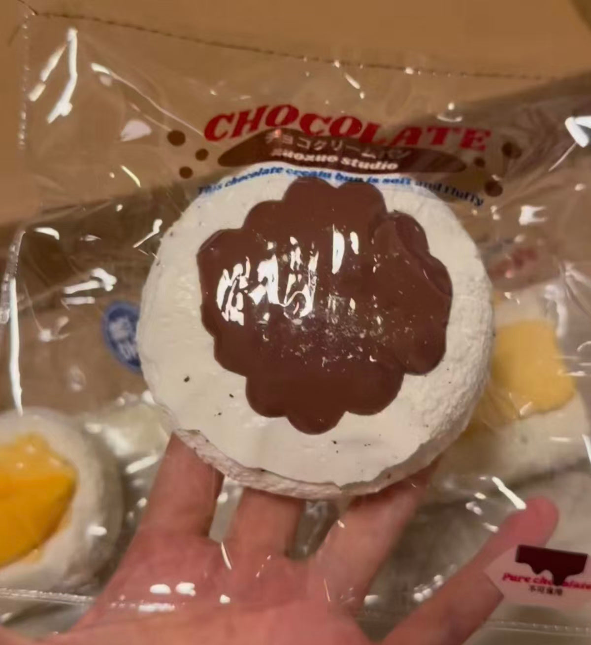 チョコレート模様の白いアイス風お菓子（丸形、パッケージ入り）