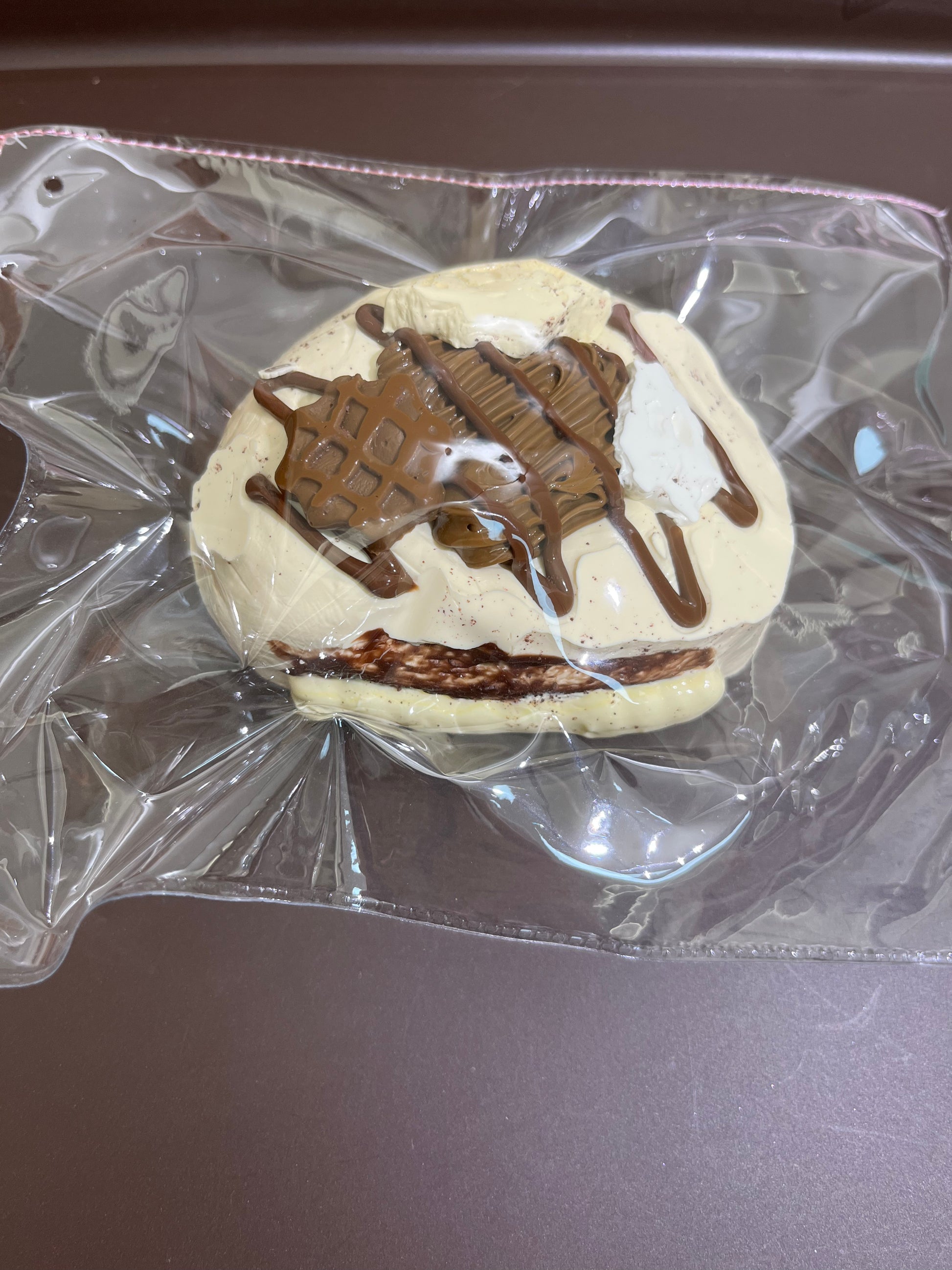 丸型ぬいぐるみ風モチーフ、ホワイト地にブラウンのチョコソース風模様