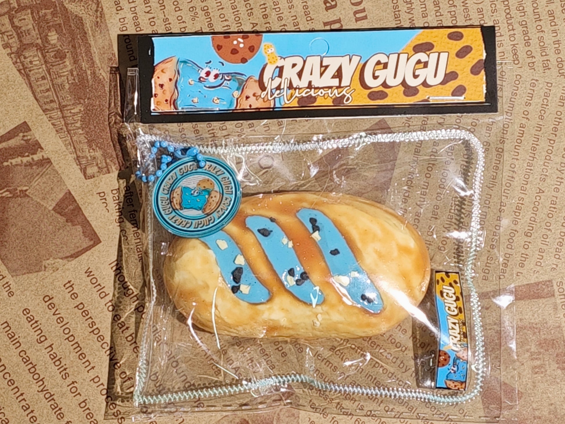 個包装のお菓子、青いロゴのパン型デザイン