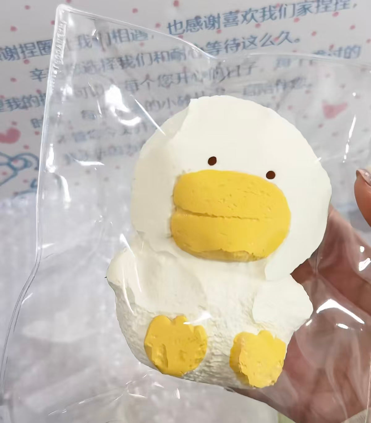 白いアヒル型スイーツ風チャーム、黄色いくちばしと目