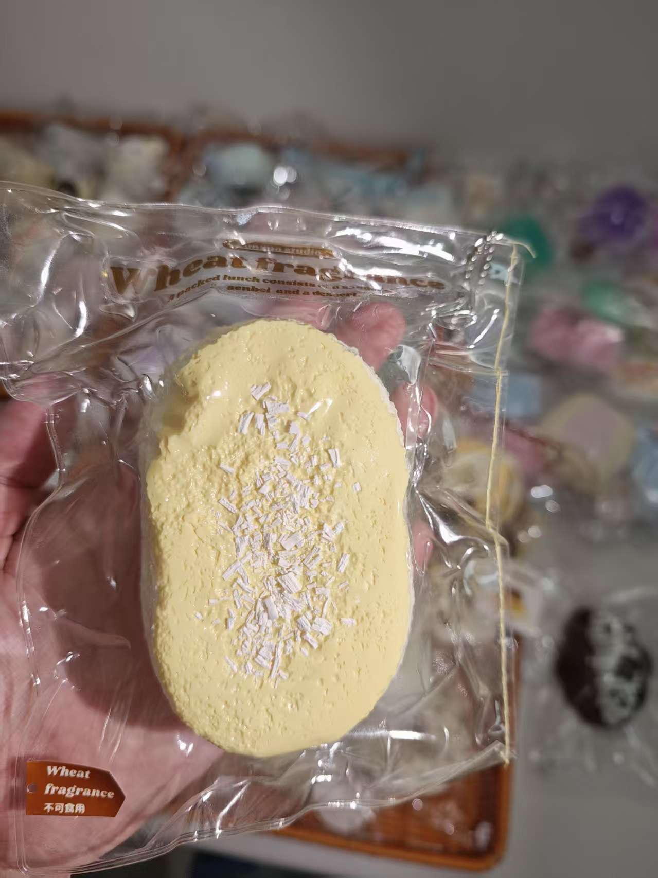 ホワイトチョコ風味の平たい焼き菓子（楕円、パッケージ入り）