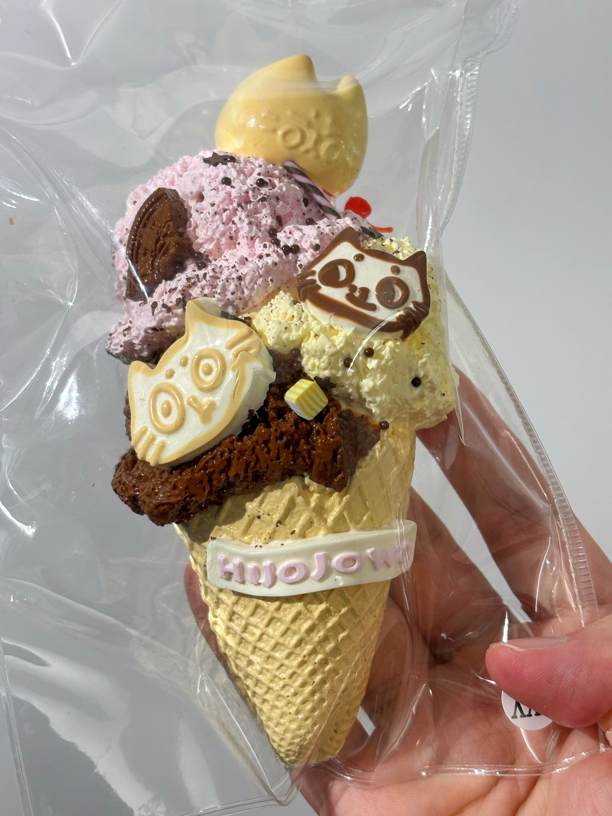 焼き菓子、手のひらサイズのデコ。アイス風コーンとキャラクターチョコがのる