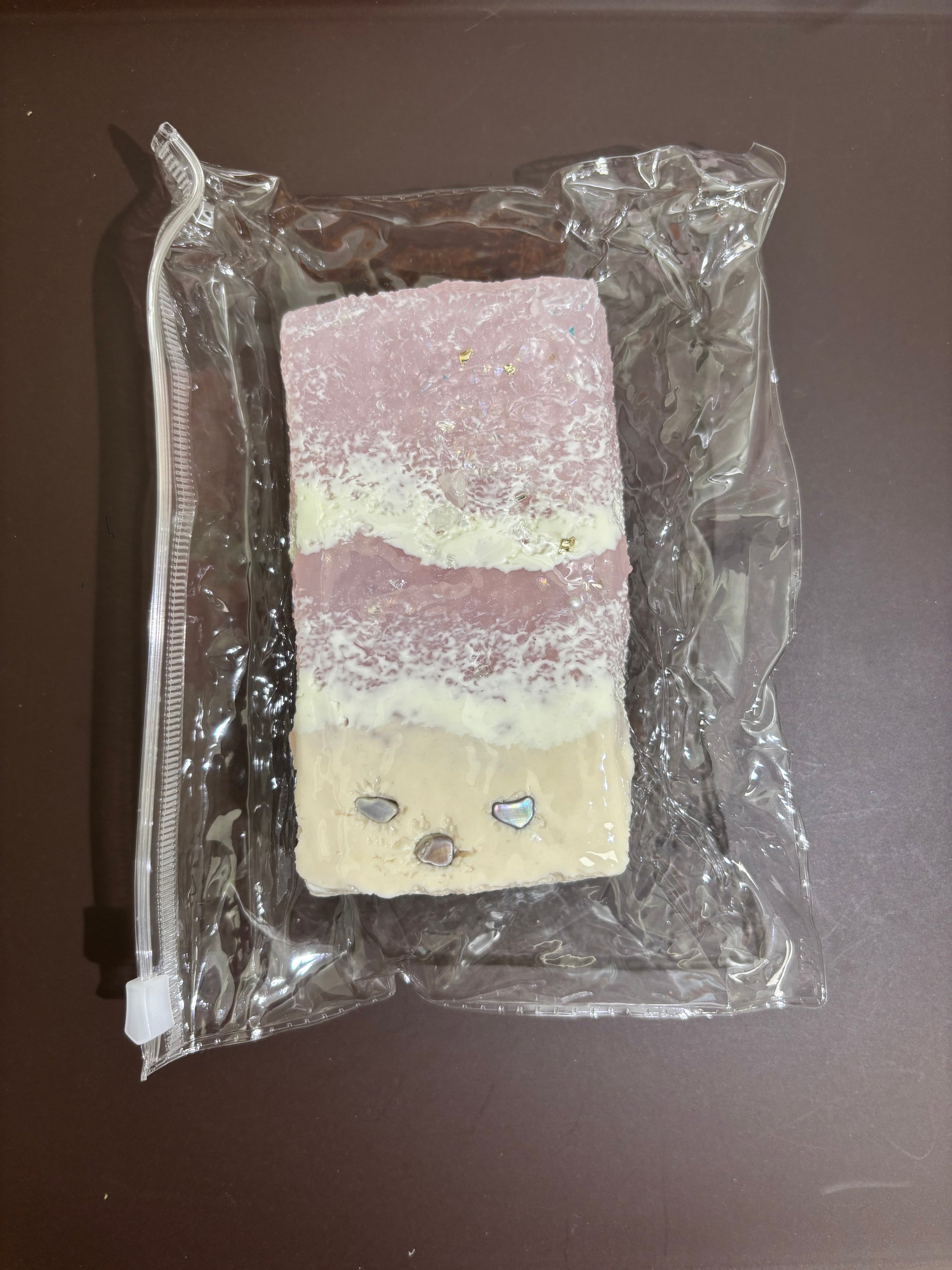 角型入浴剤（紫×ピンク×クリーム層、透明袋入り）