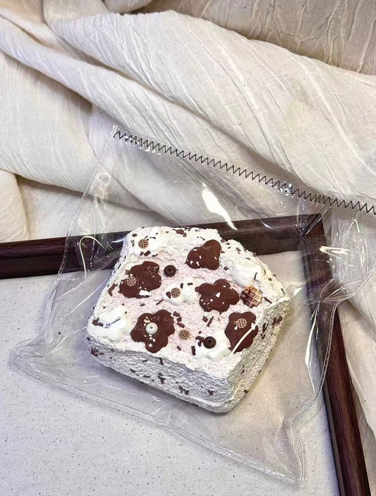 包装されたケーキスライス、白いクリーム地にチョコの模様