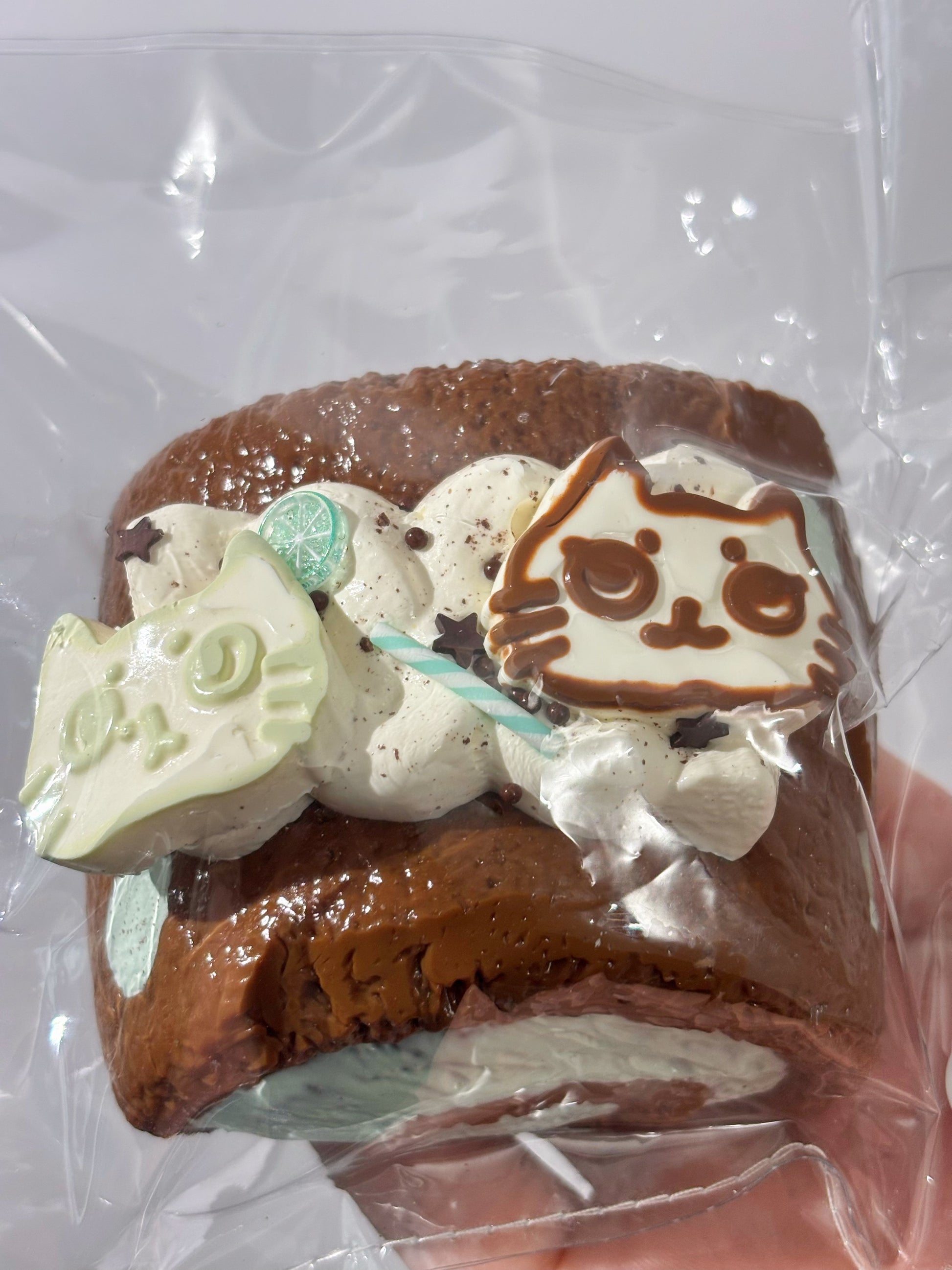 焼き菓子、丸型。白と薄緑のキャラチョコと茶色の生地、星状の粒飾り