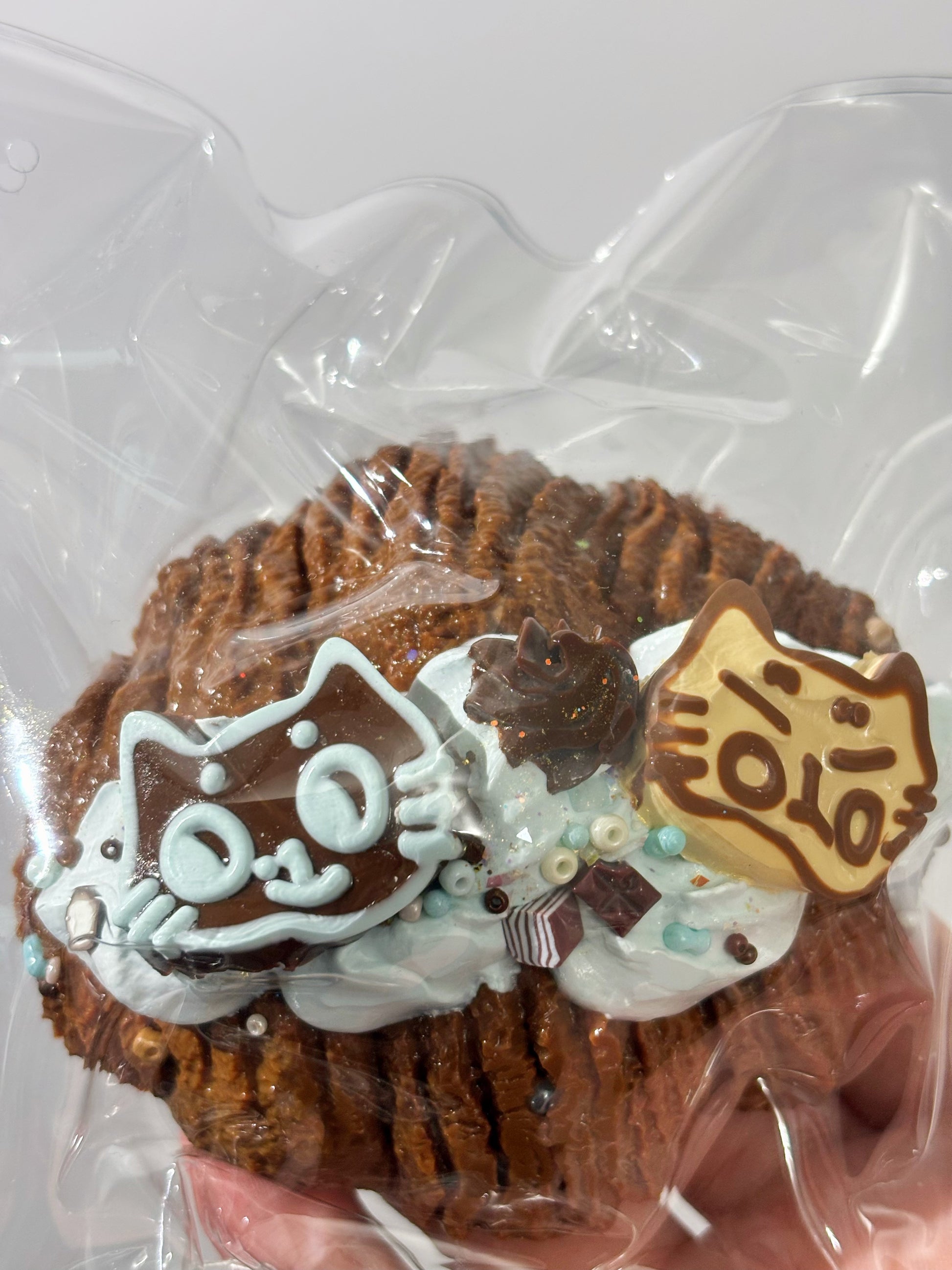 焼き菓子、ブラウンの生地に白青のキャラ飾り。クッキー型プレートが2つ