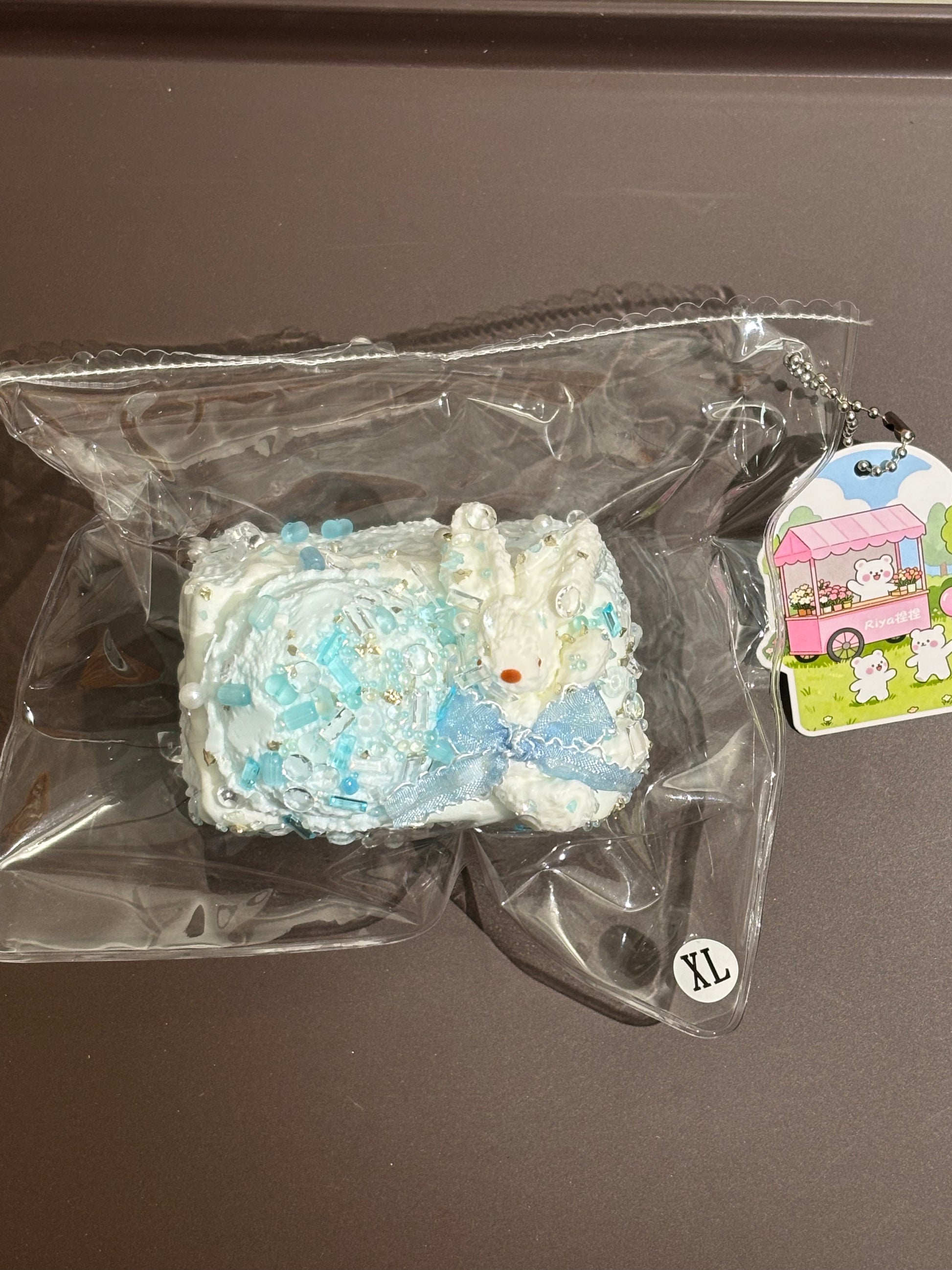 フリルとビジューの装飾小物 水色系、パステルの小物モチーフ