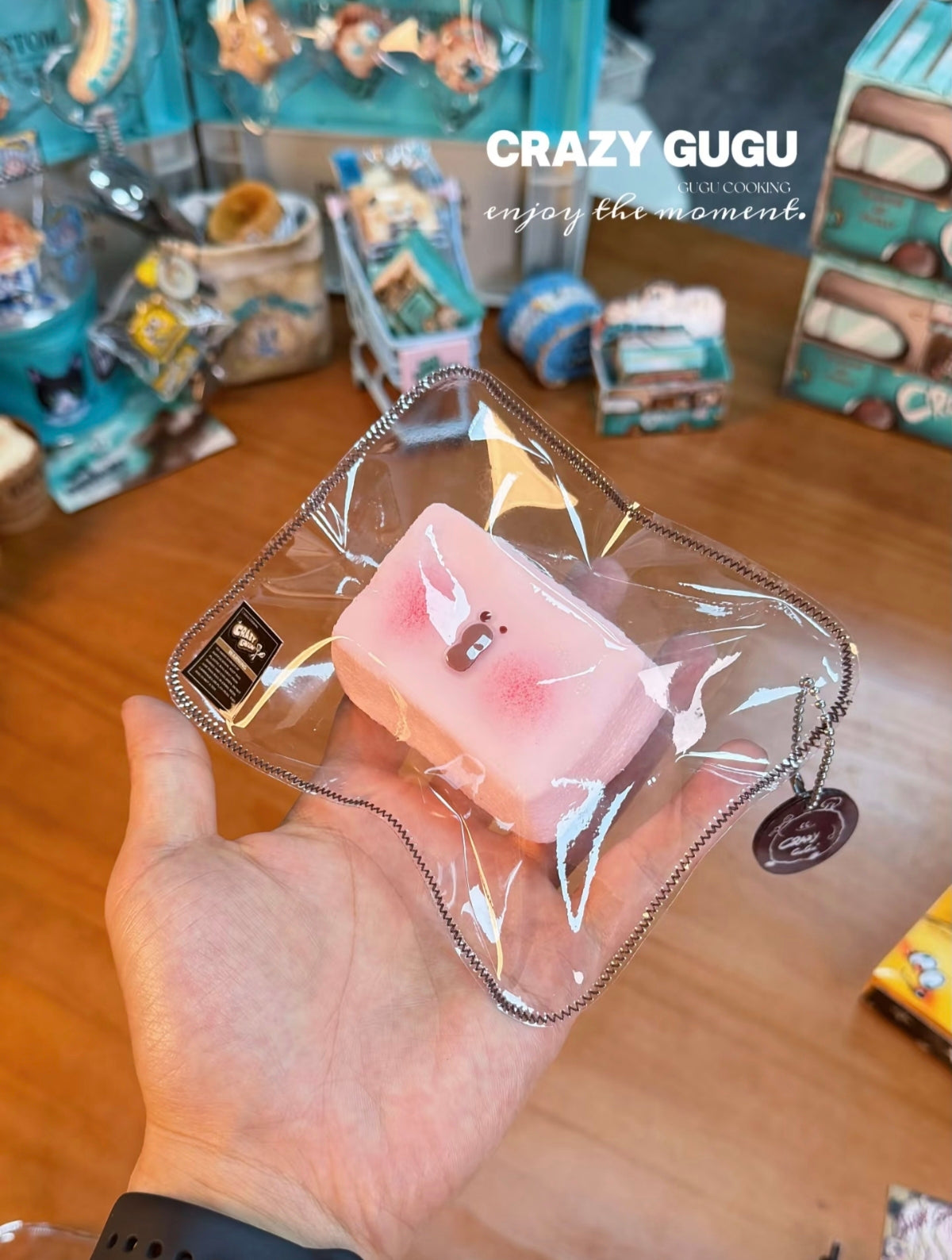 個包装のお菓子、ピンクのキャラクターデザイン