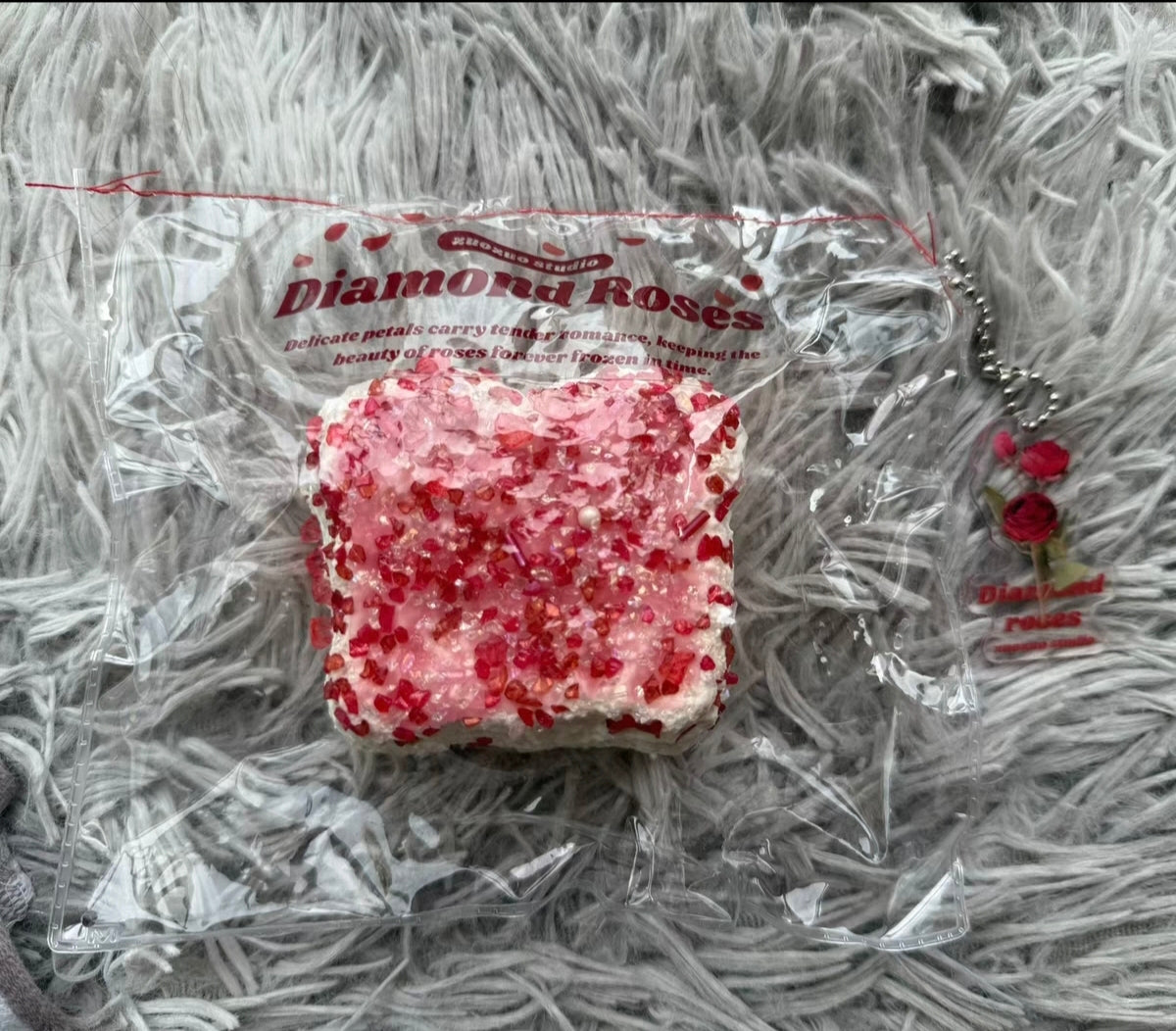Diamond Rosesのケーキ（赤い粒のデコレーション）