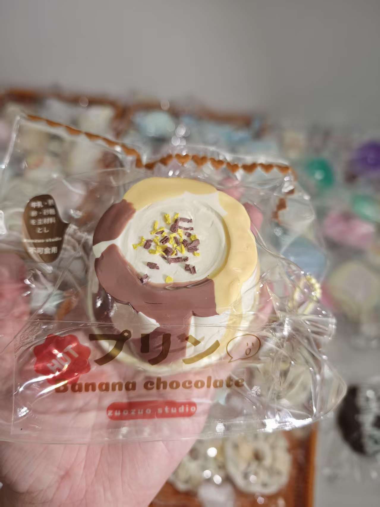 サマノチョコレートの丸い焼き菓子（パッケージ入り、上にトッピング）