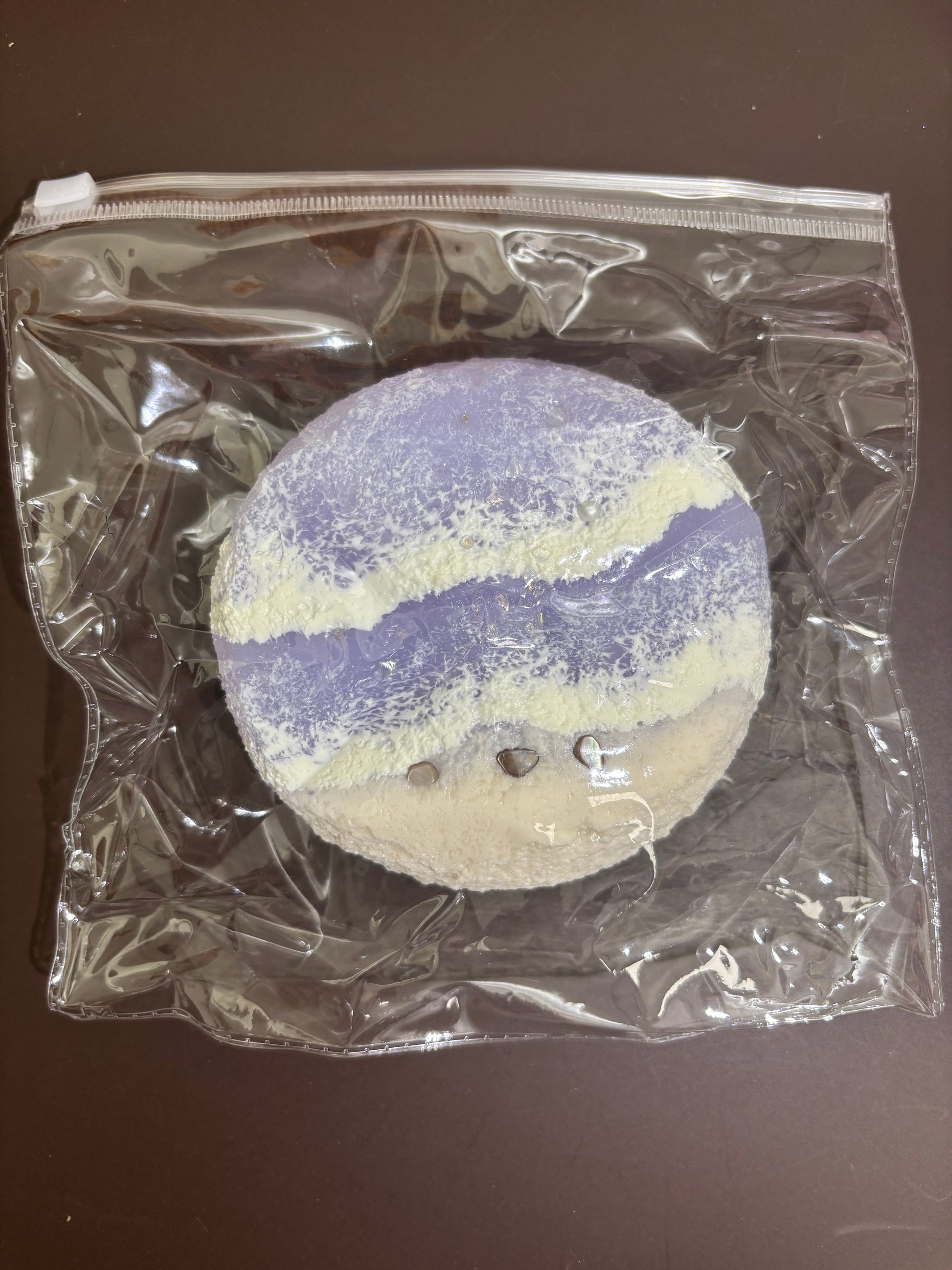 丸型入浴剤（紫×クリーム層、透明袋入り）